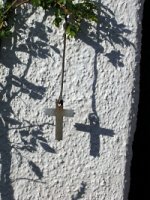 Kreuz vor Wand